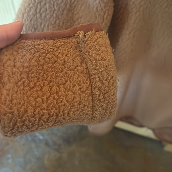 Patagonia women’s retro pile hoody - Picture 3 of 4